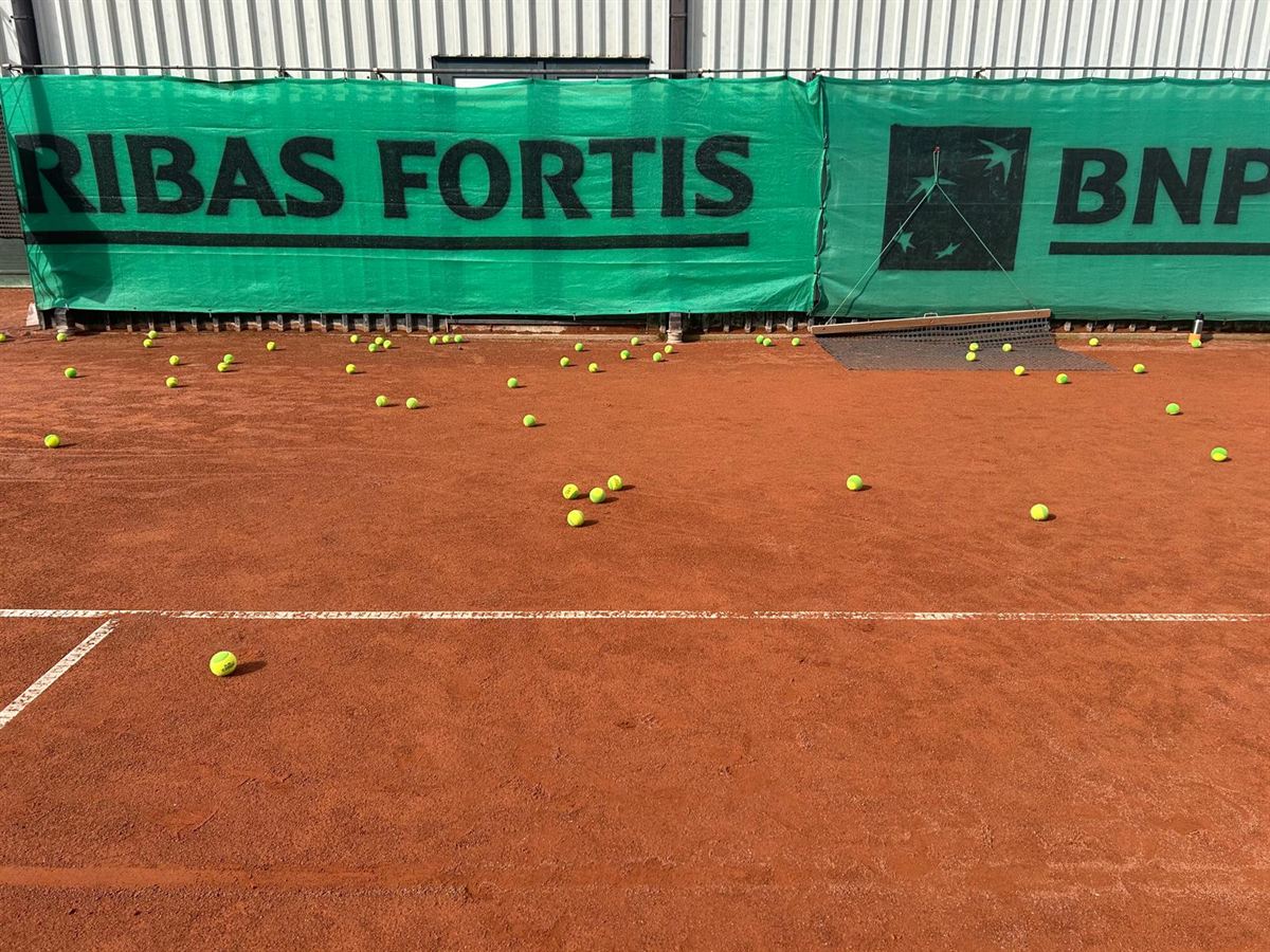 Tennisballen op een gravelterrein